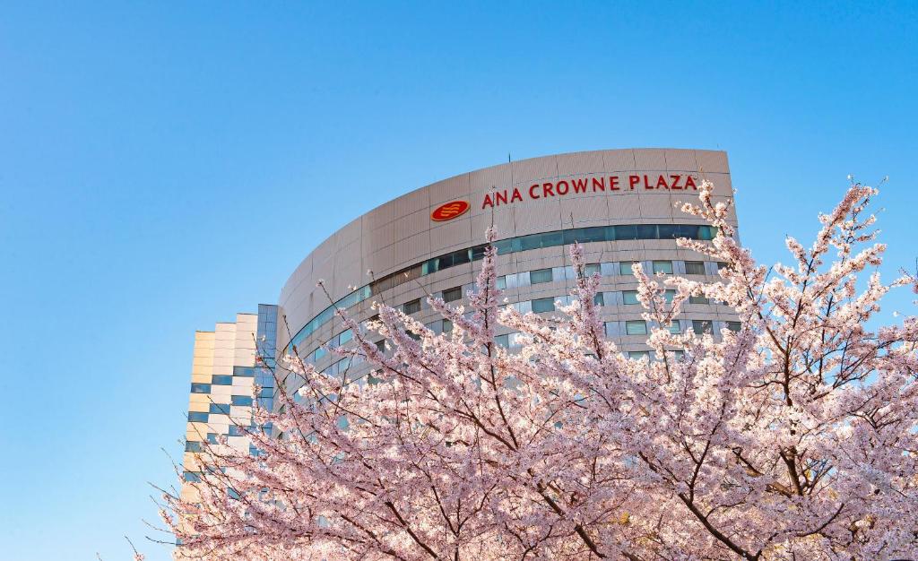 A guest room at ANA Crowne Plaza Kanazawa near Kenrokuen Garden