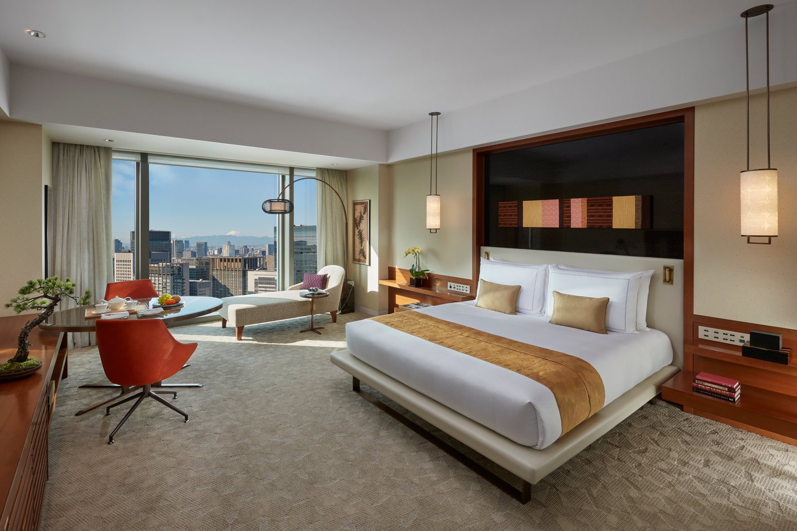 A deluxe king room at Mandarin Oriental, Tokyo with a window onto the Nihonbashi skyline