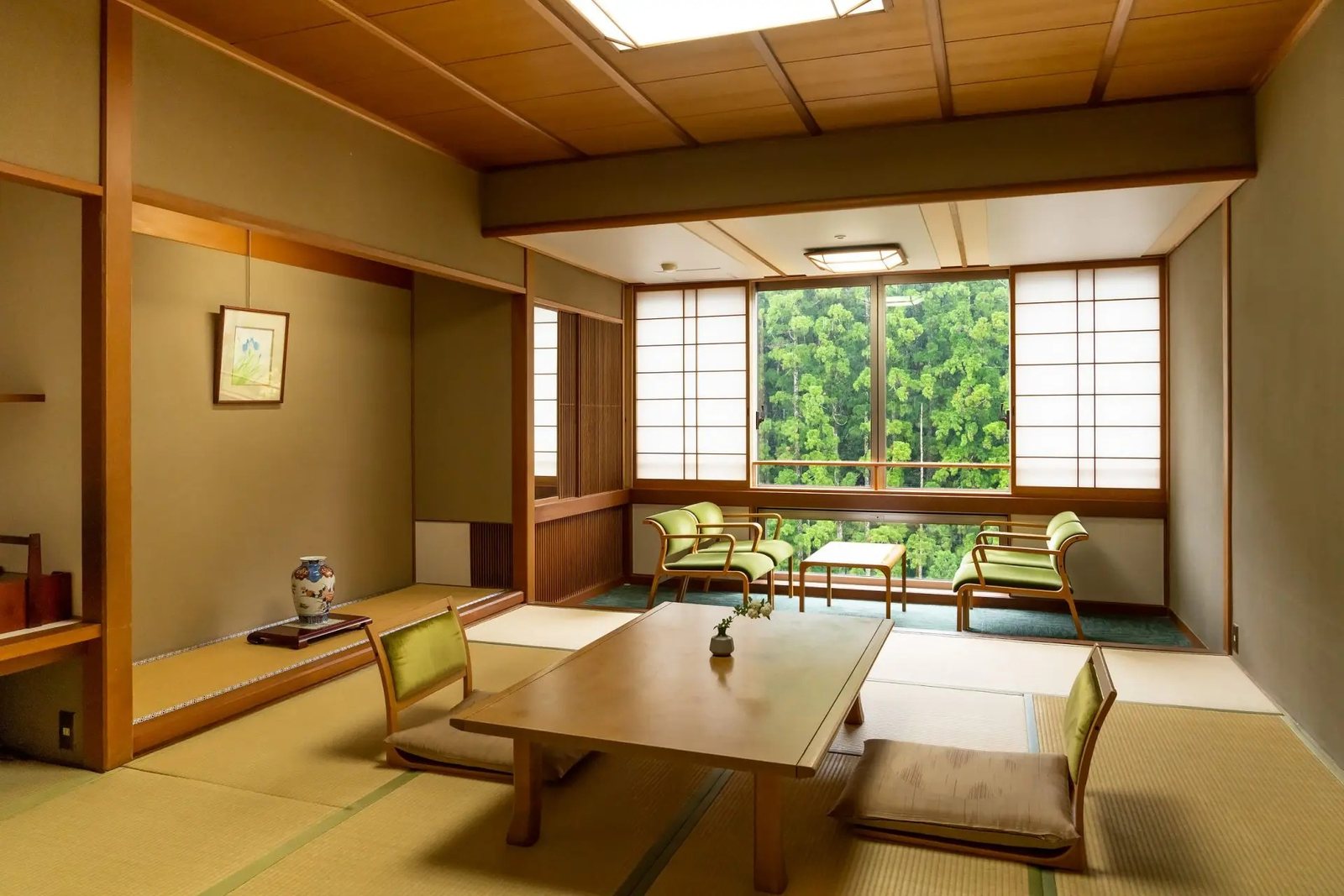 A Japanese-style room at Sansuikan Kawayu Midoriya, with a green view