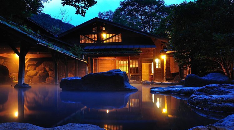 The open-air bath and the buildings of Yamabiko Ryokan at night