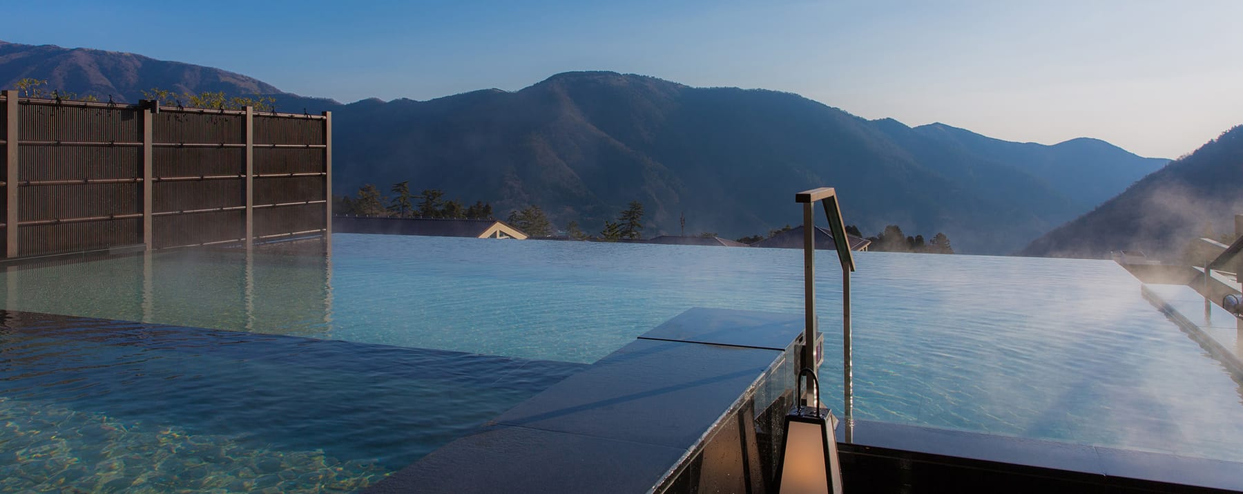 The open-air bath of Hakone Kowakien Ten-yu looking over the mountains