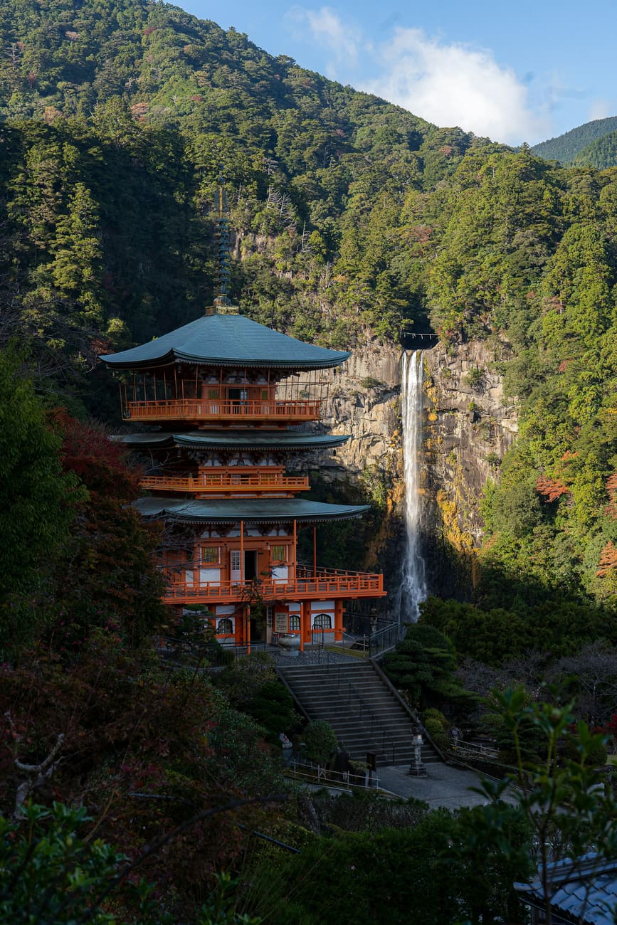 The pagoda of Seiganto-ji in front of Nachi Falls