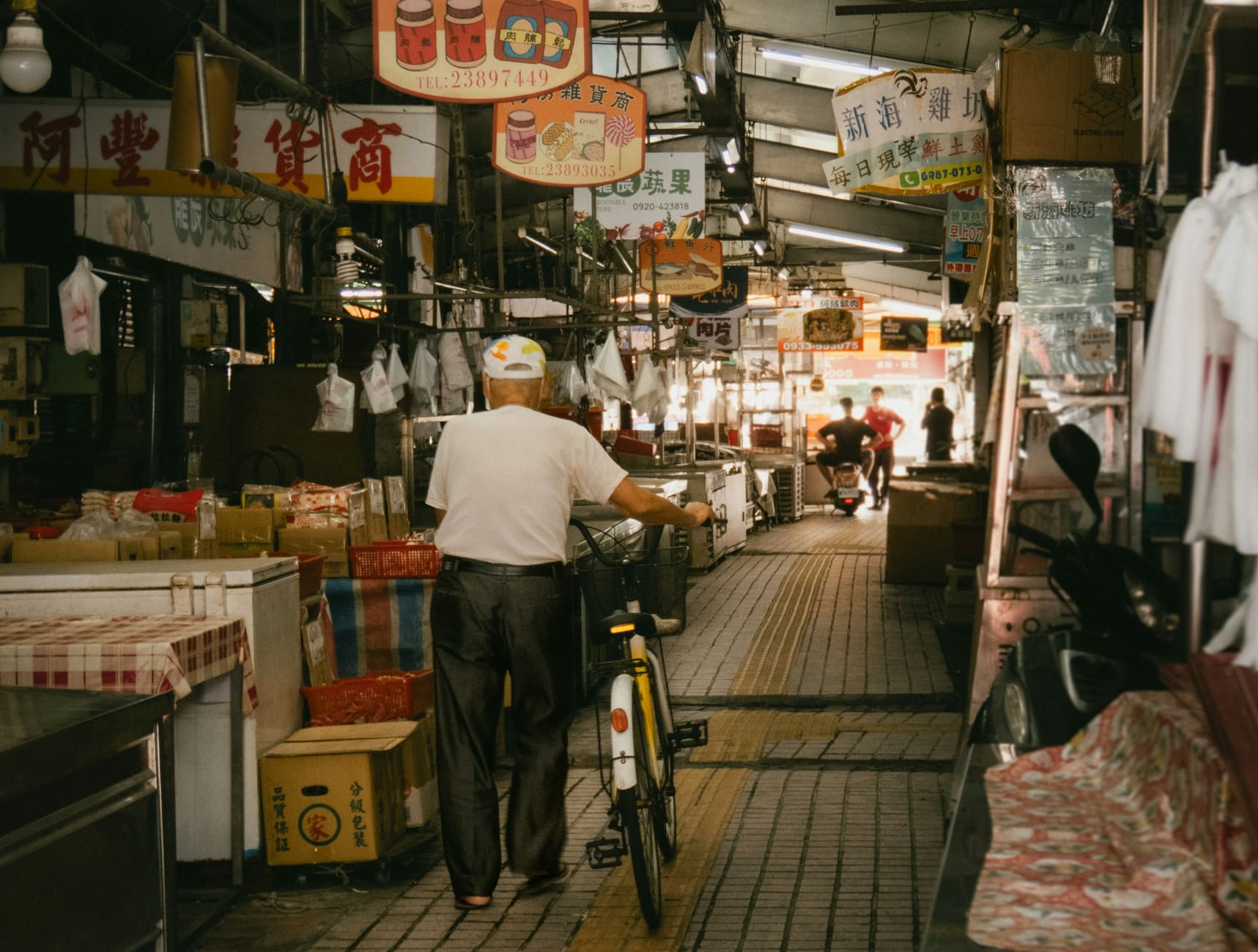 A lane of stalls in the Tsukiji Outer Market